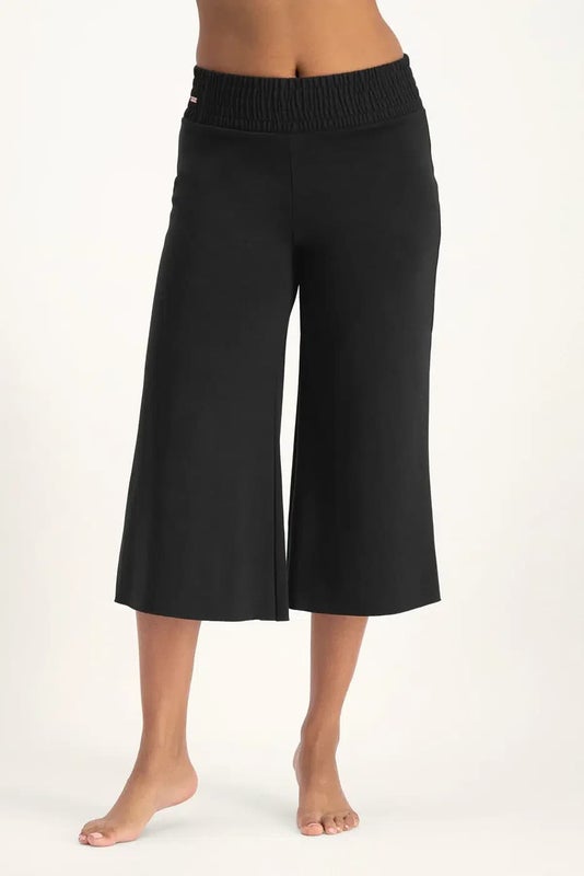 Urban Goddess Flow Capri Yoga Pants -joogahousut (Onyx Black)